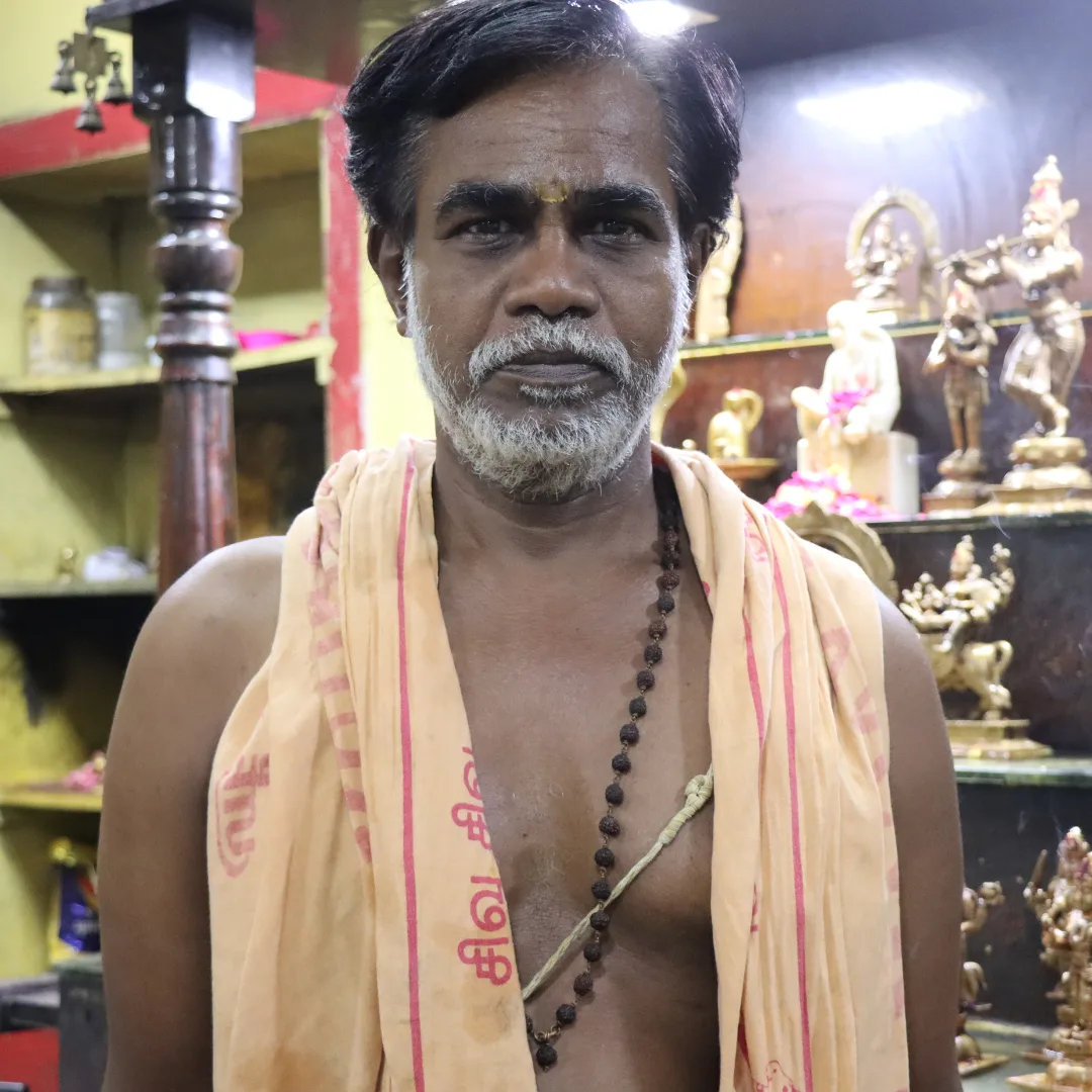 Vedic Acharya performing Deeparadhana Mangala Aarti for global devotees